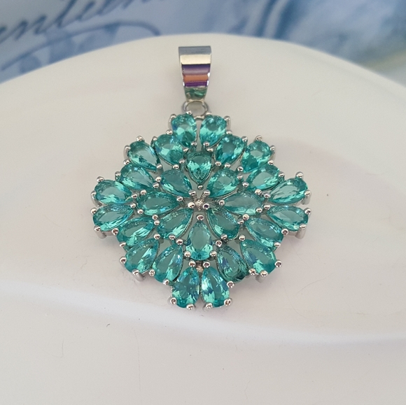 Peacock Green Zircon Pendant - Picture 8 of 12